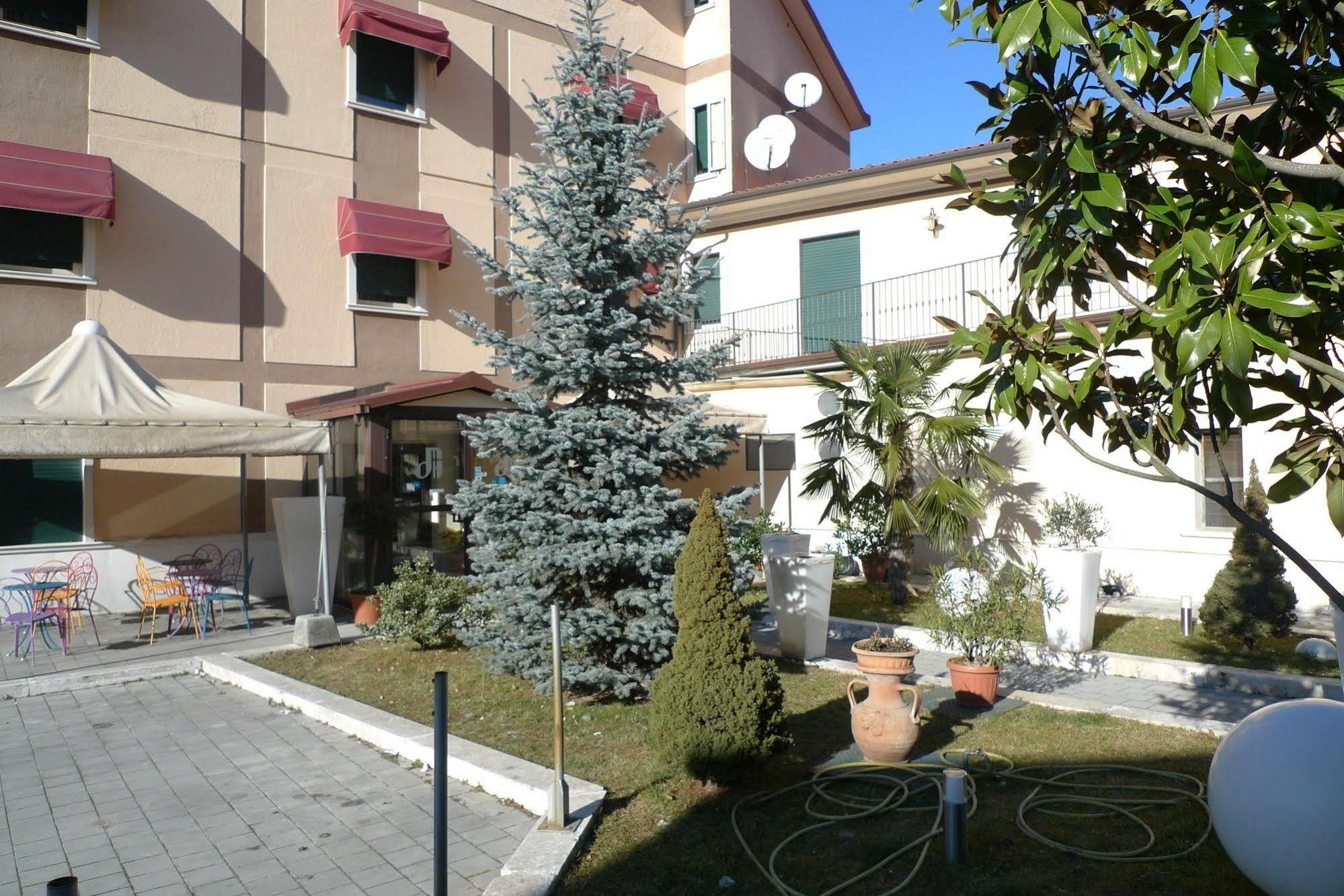 Hotel De Meis Capistrello Ngoại thất bức ảnh